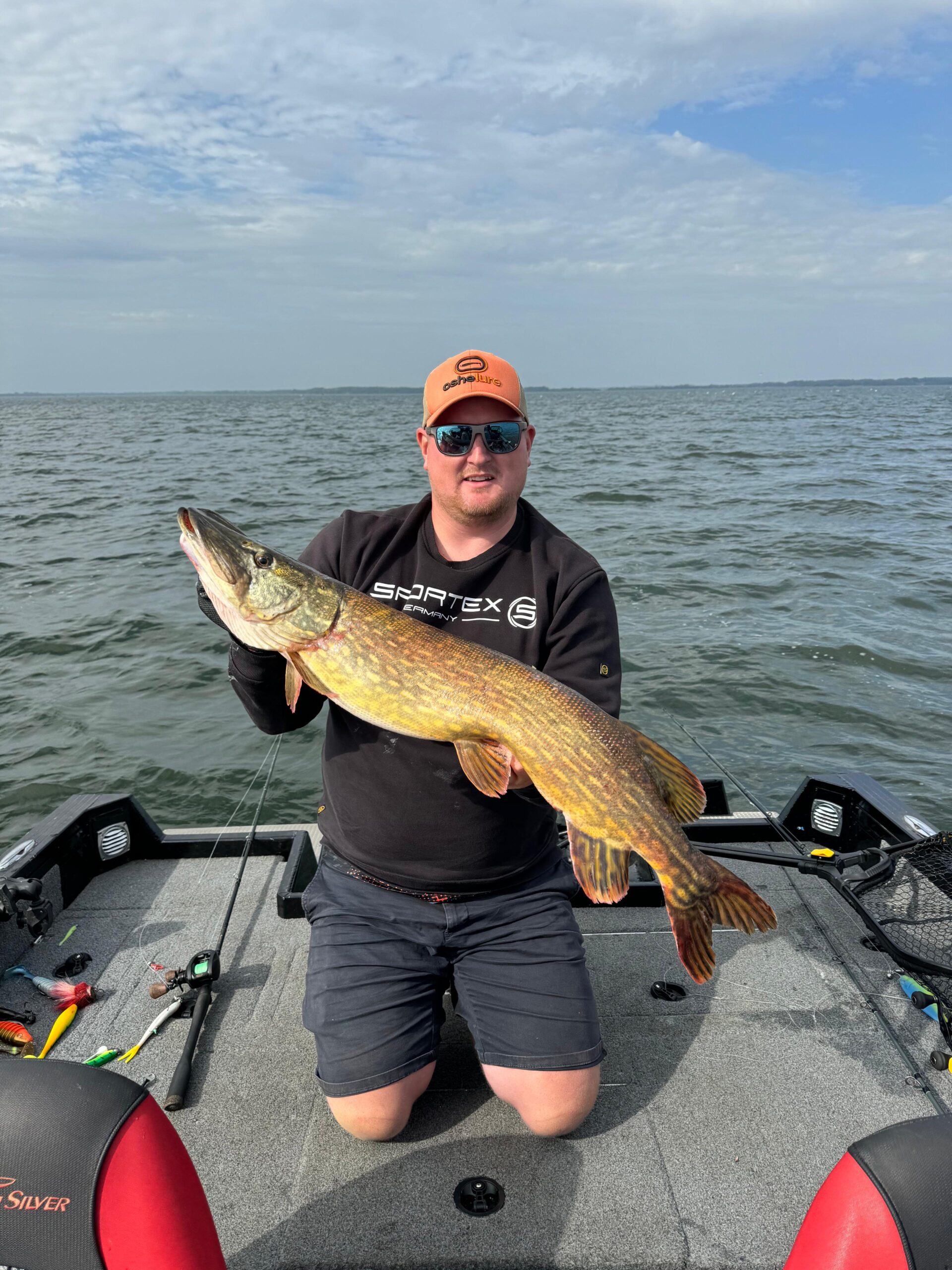 Trofejas līdaka spiningošanā no laivām